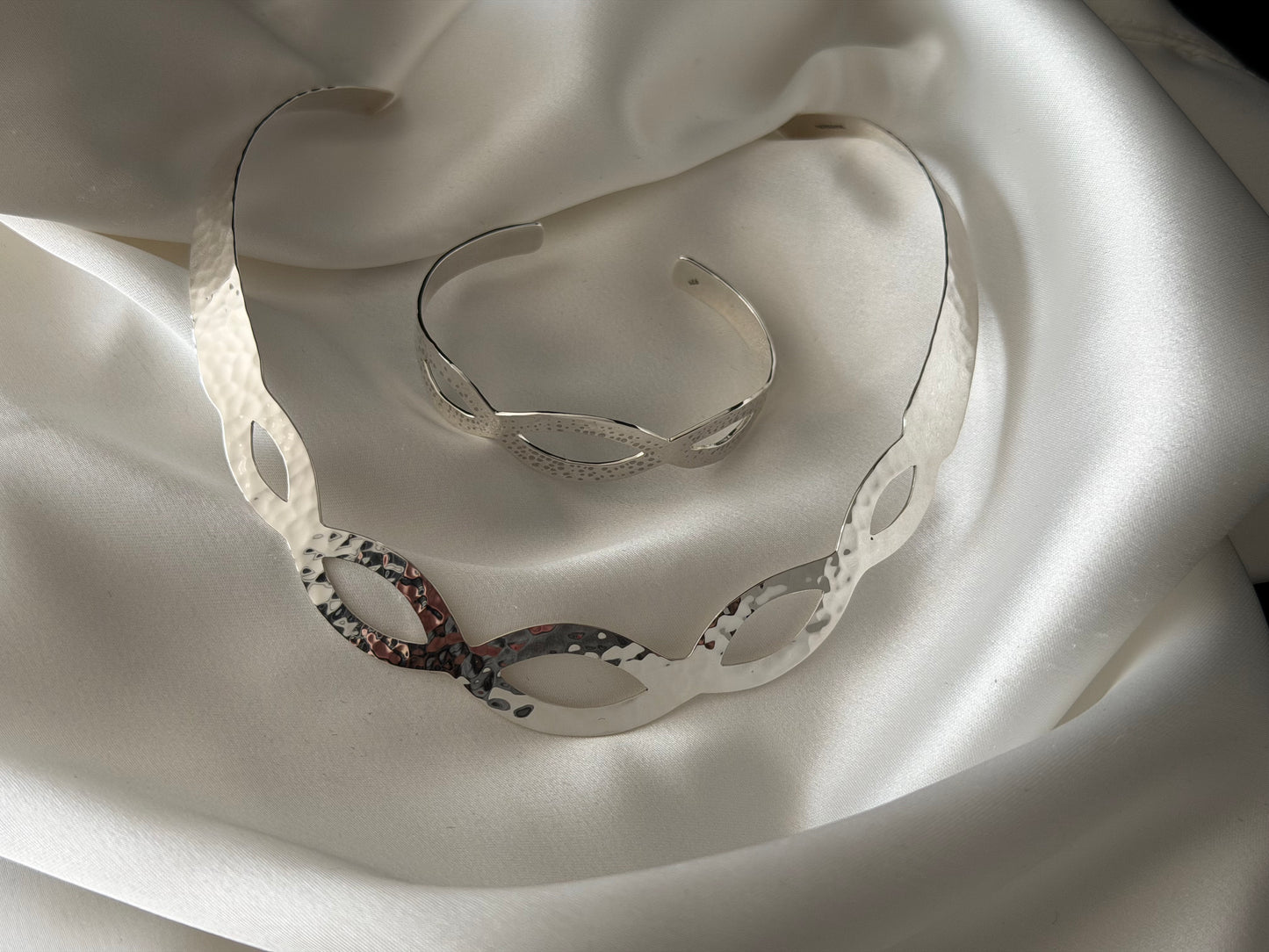 Gargantilla Martillada + Brazalete Martillado (The Hammered Set)