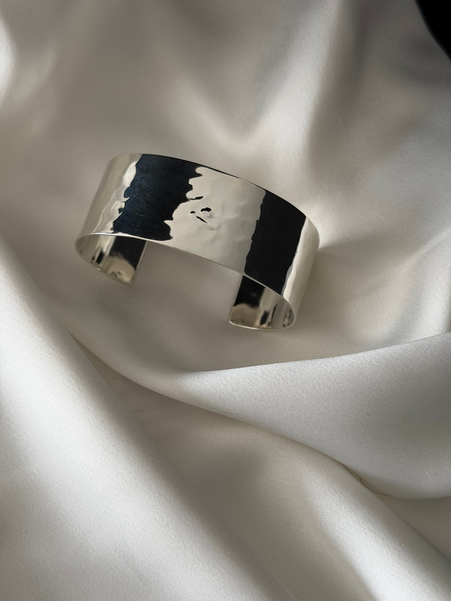 Brazalete Recto Martillado (950 Sterling Silver)