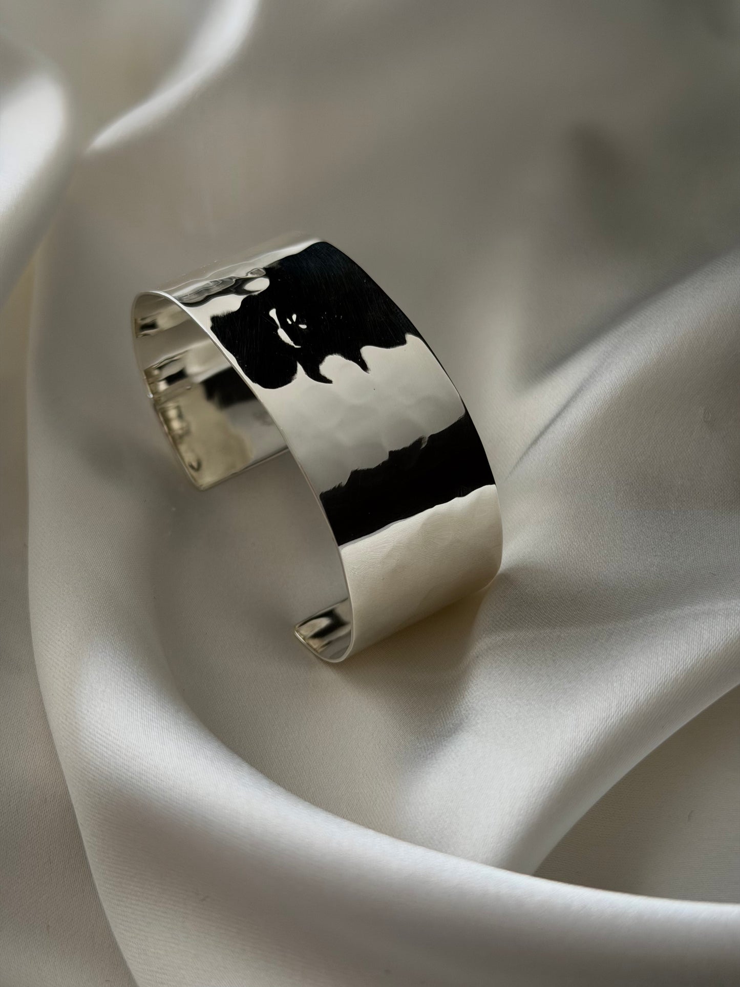 Brazalete Recto Martillado (950 Sterling Silver)