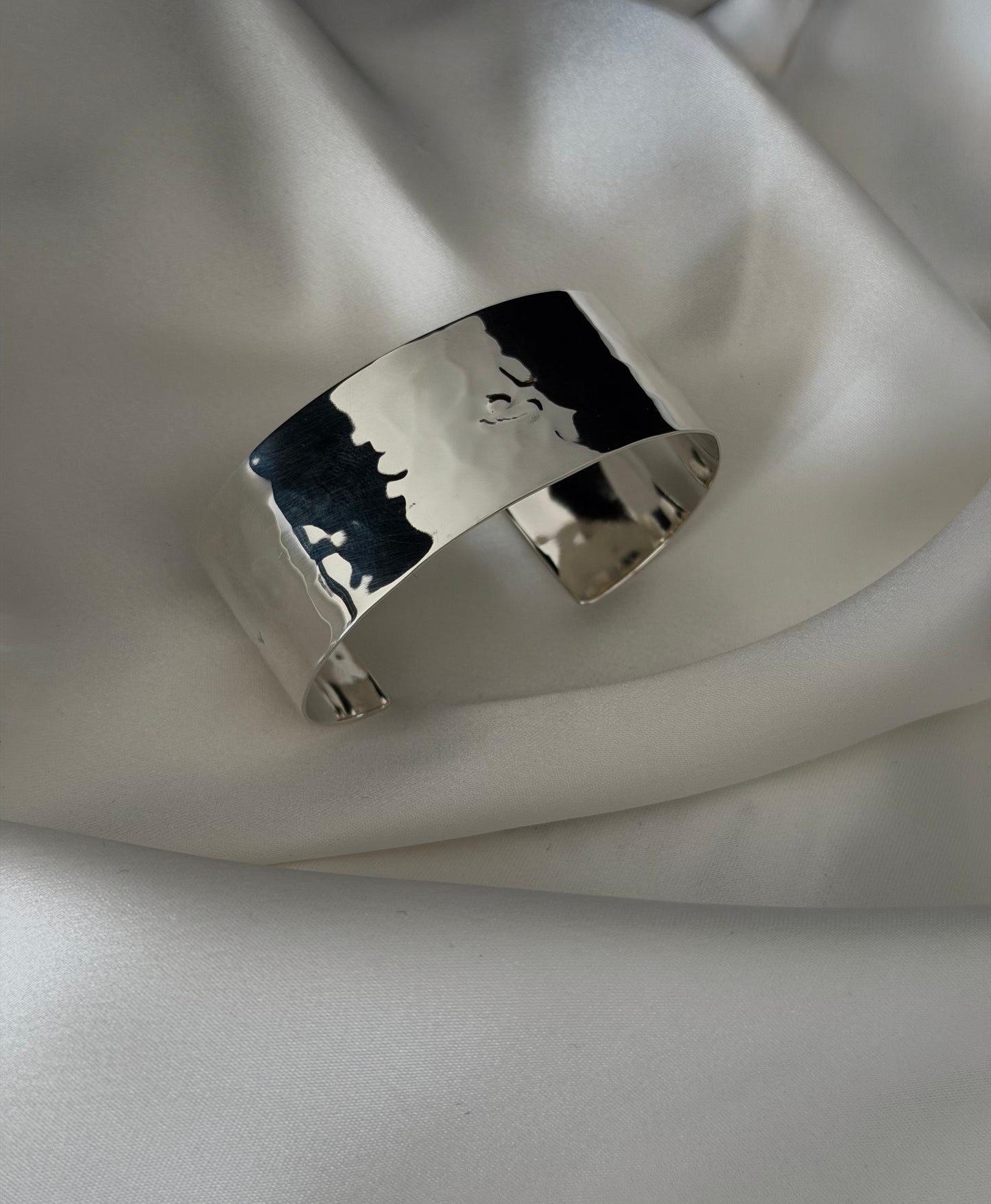 Brazalete Recto Martillado (950 Sterling Silver)
