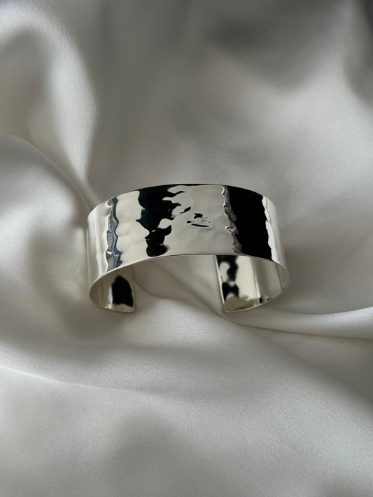 Brazalete Recto Martillado (950 Sterling Silver)