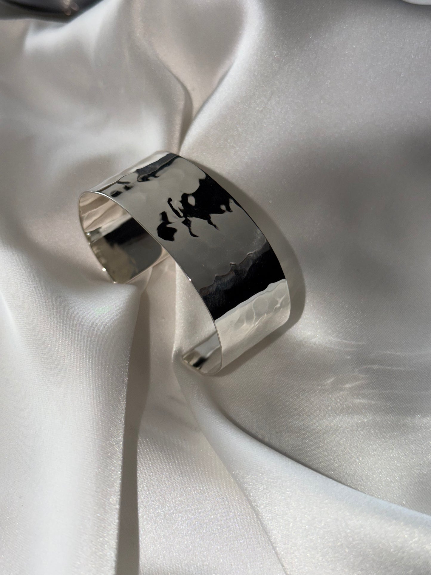 Brazalete Recto Martillado (950 Sterling Silver)