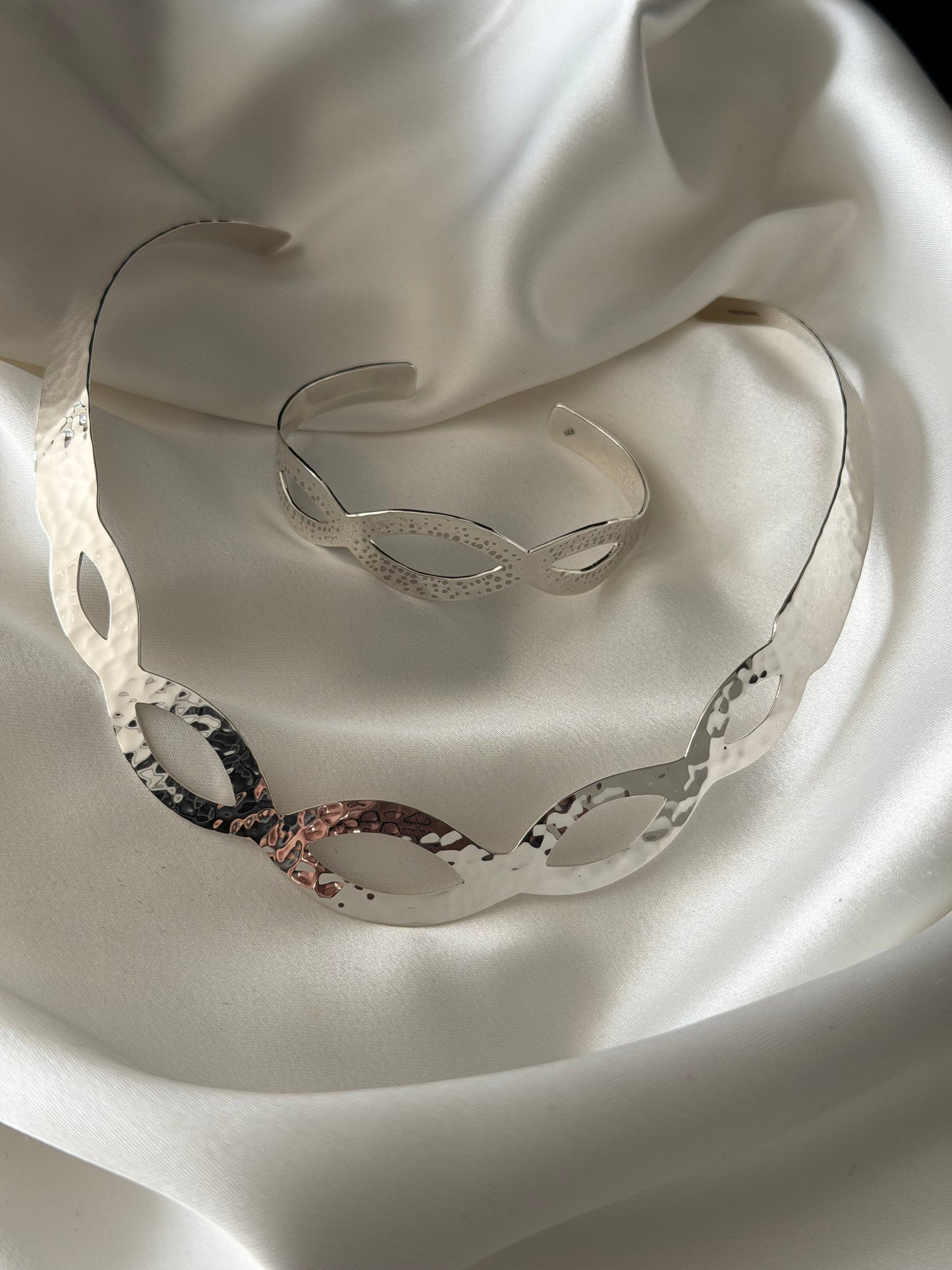 Gargantilla Martillada + Brazalete Martillado (The Hammered Set)