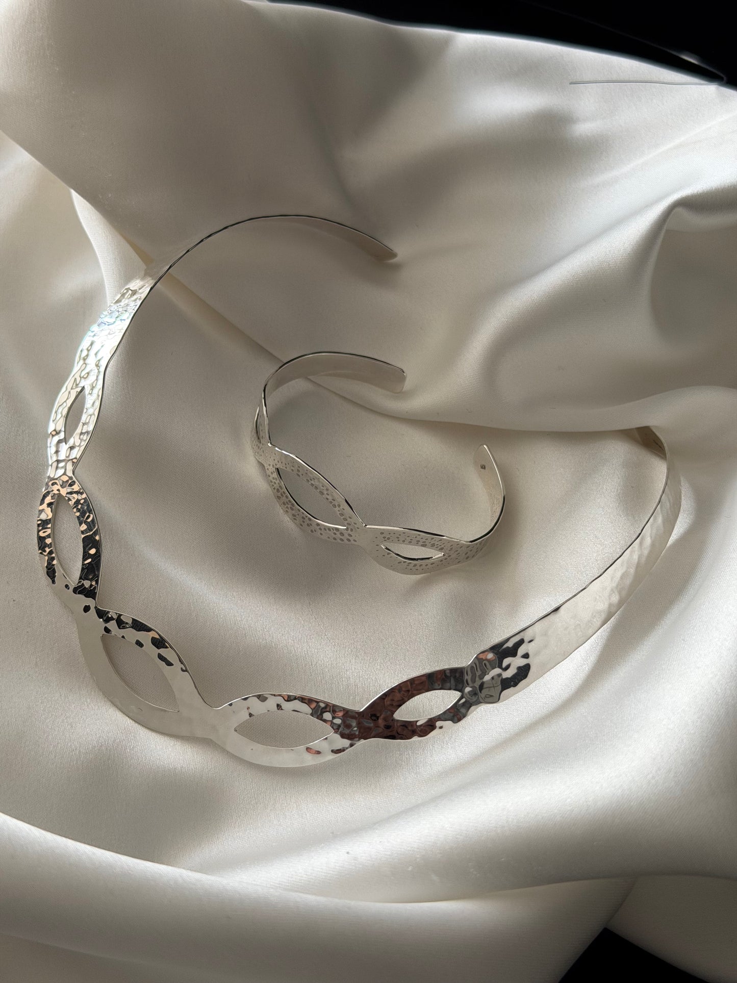 Gargantilla Martillada + Brazalete Martillado (The Hammered Set)