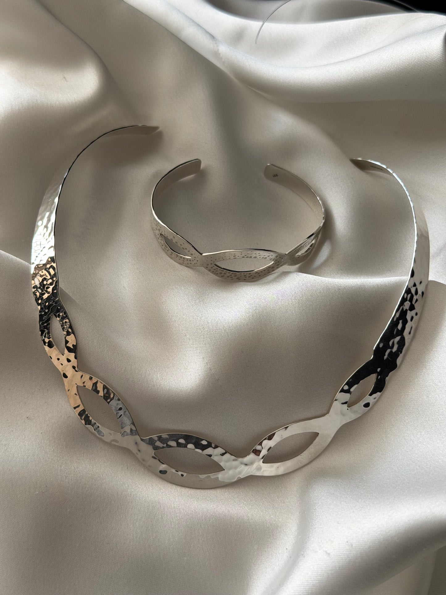 Gargantilla Martillada + Brazalete Martillado (The Hammered Set)