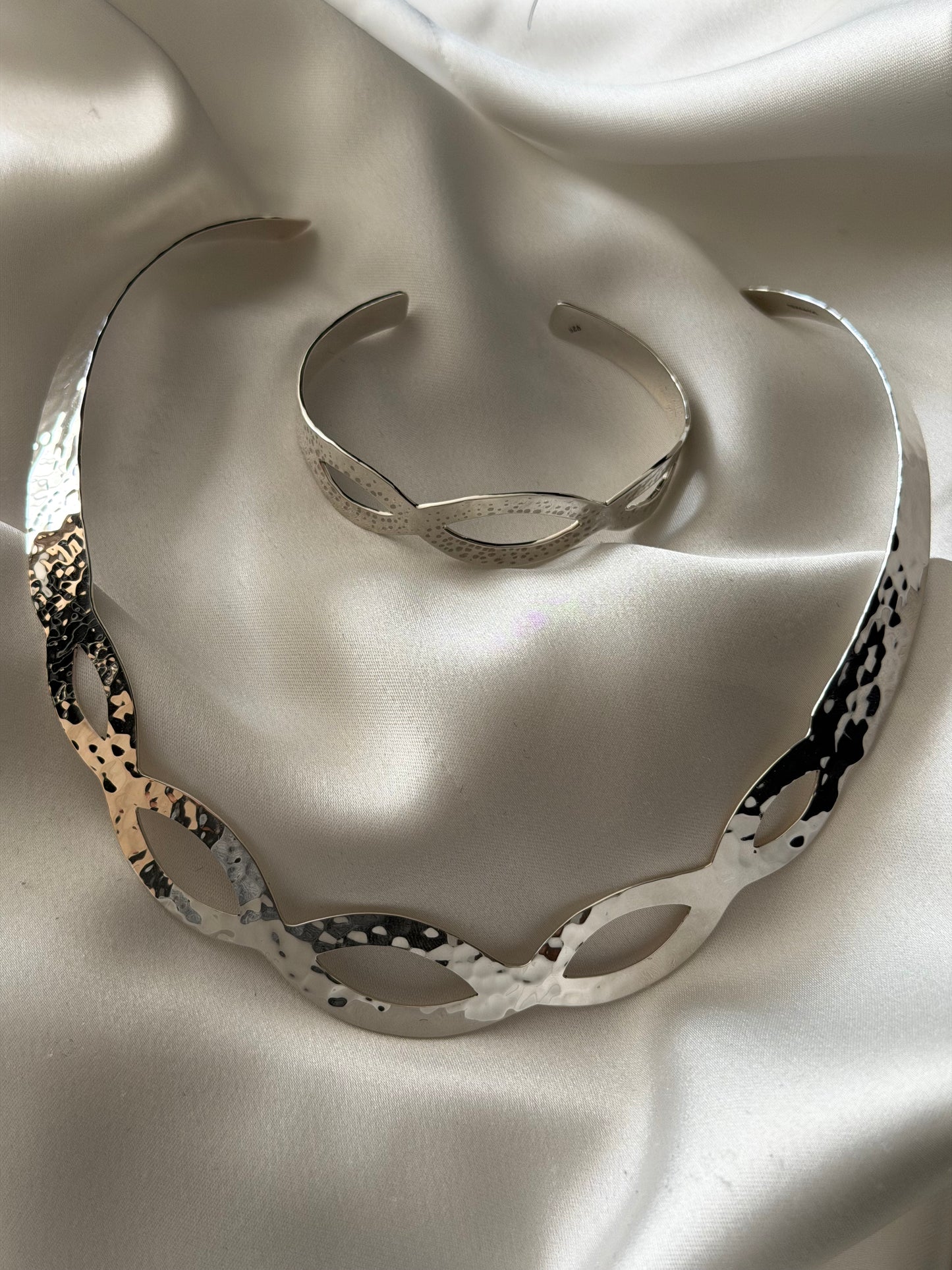 Gargantilla Martillada + Brazalete Martillado (The Hammered Set)